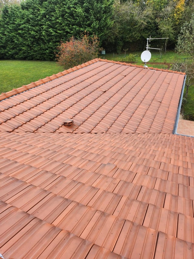 Après — Toiture en tuiles terre cuite propre après nettoyage, vue sur le jardin et la campagne