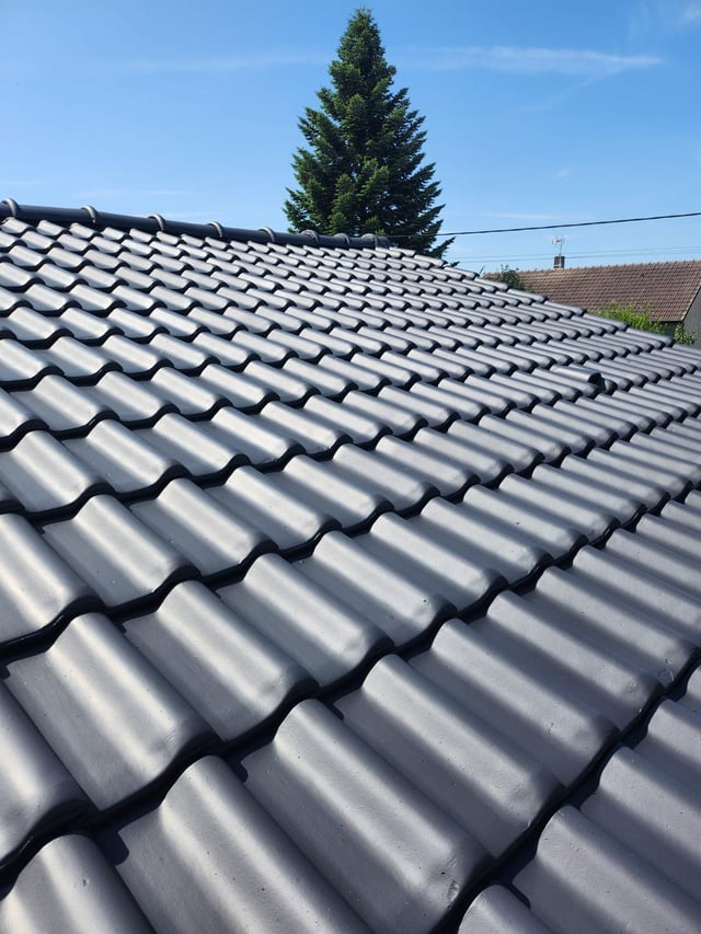 Couverture neuve en tuiles anthracite posée sur une maison de la Meuse